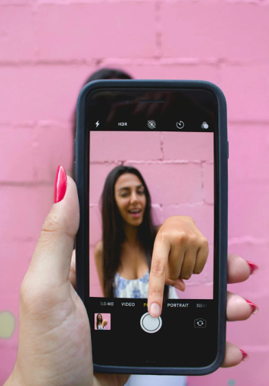 Kvinde tager selfie af sig selv, fra mobilen