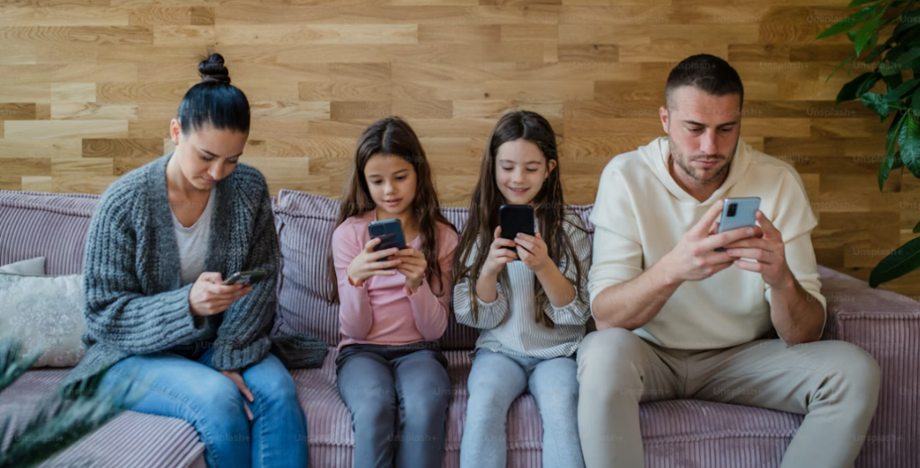 Familie mobilabonnement - sidder på sofa