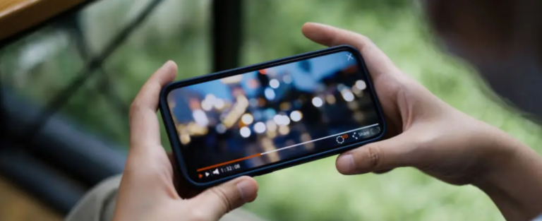 Roaming i udlandet: Sådan fungerer det + 10 tips i 2026
