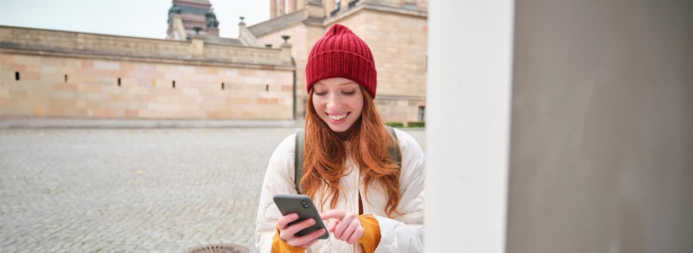 En kvinde med huge på - 7 tips til at finde det billigste mobilabonnement i Danmark