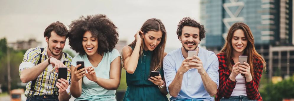 Bedste mobilabonnement - personer sider ved siden af hinanden