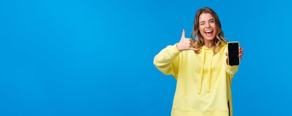 Fri data abonnement - kvinde med telefon