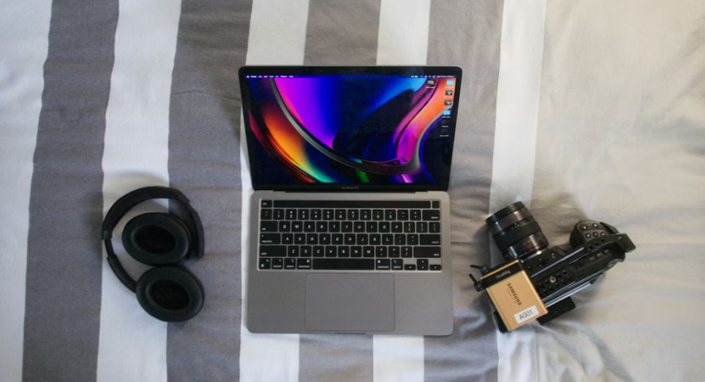 Høretelfoner, børbar og kemara på en seng