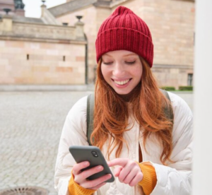 7 konkrete tips til at finde et billigt mobilabonnement i Danmark En kvinde med huge på - 7 tips til at finde det billigste mobilabonnement i Danmark
