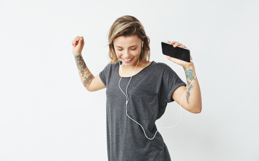 Mobilabonnement med musik - kvinde danser glad