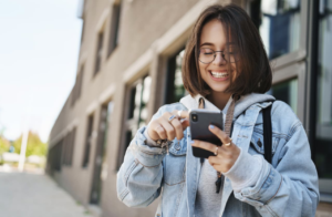 Mobilabonnement til studerende (2026): Her er selskaberne med studierabat Mobilabonnement til studerende - guide. Studerende står med sin mobiltelefon