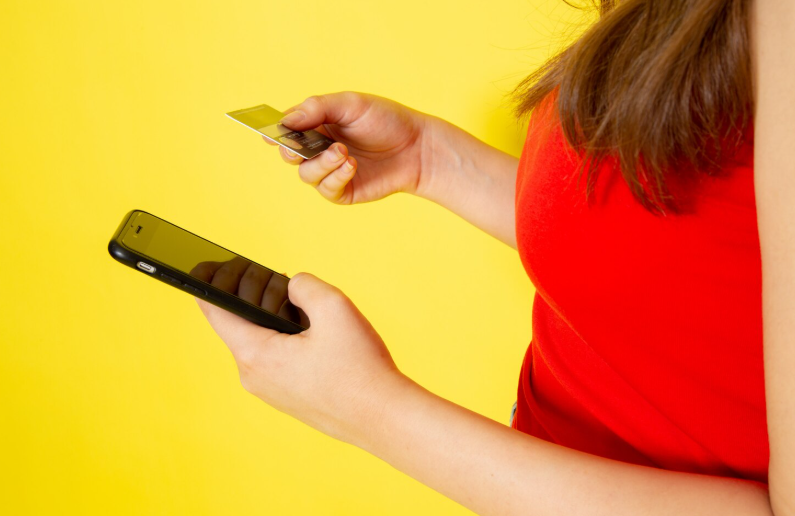 Kvinde står og leder efter mobilabonnement til under 100 kr