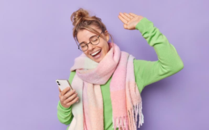 Hvordan vælger du et mobilabonnement? Guide til dit valg Kvinde finder guide til valg af mobilabonnement 2026 - kvinde er glad med mobilen