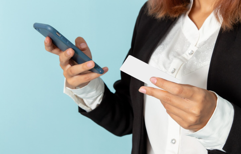 Taletidskort uden abonnement - Dame står med taletidskort