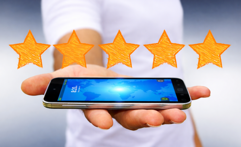 Top 10 selskaber i danmark - Mand med mobil og 5 stjerner