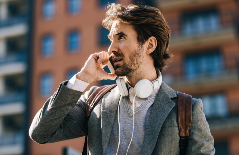 Mand bruger mobil med fri tale og fri data